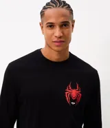 Pijama largo de hombre confeccionado en algodón, compuesto por una remera negra de manga larga con cuello redondo y estampa localizada de Spider-Man en el pecho, y un pantalón con estampado integral de telarañas y cintura elástica.