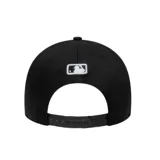 Gorra New Era modelo 9Forty M-Crown de los New York Yankees, color negro con el logotipo bordado en relieve en color blanco en el frente y detalle lateral de la marca.