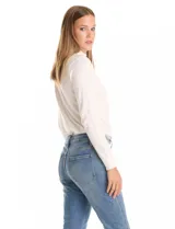 Jean bootcut marca Royalty, color azul medio, con costura vertical decorativa en el frente de cada pierna. Presenta cierre y botón frontal, pasadores para cinturón y bolsillos funcionales.