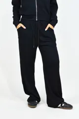 Pantalón de jogging beige, confeccionado en 100% algodón, de corte ancho y relajado con cintura elástica y cordón ajustable.