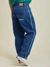 Jean de corte baggy fit, color negro, con costuras en contraste color verde y franjas laterales verdes.