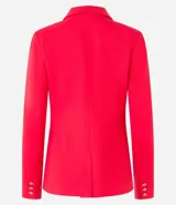 Blazer femenino de sastrería confeccionado en tejido Punto Roma, con cuello solapa, cierre frontal con ganchos y botones decorativos dorados con escudo grabado.