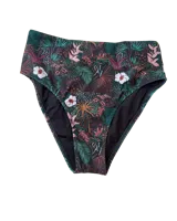 Bombacha de tiro alto con estampado de hojas y flores en tonos verdes, marrones y blancos.