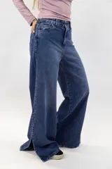 Jean wide leg de tiro alto color azul, con bolsillos laterales y tajo lateral en el bajo de las piernas.