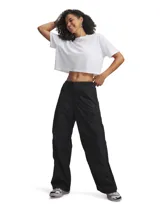 Pantalón cargo de corte holgado confeccionado en tejido técnico ripstop resistente al agua. Presenta cintura elástica con cierre de botón, bolsillos laterales con cremallera, bolsillo cargo con solapa y cordón elástico ajustable en los bajos.