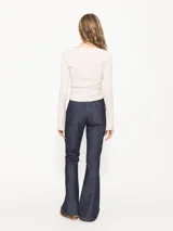 Pantalón de jean oxford azul oscuro, de tiro medio alto y confeccionado en 100% algodón.