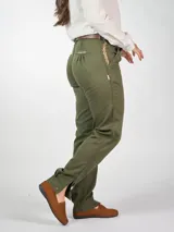 Pantalón de vestir azul marino, de corte recto, con bolsillos laterales y traseros. Se ajusta a la cintura con cinturón de cuero marrón.