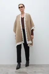 Capa color tostado con bordes festoneados en blanco.