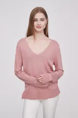 Sweater de punto color rosado, con cuello en V, manga larga y diseño holgado.