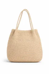 Bolso tipo tote bag de rafia tejida color beige, con asas dobles.