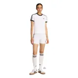 Remera Adidas de manga corta, color blanco con detalles negros en el cuello, los bordes de las mangas y las tres tiras características en los hombros. Incluye el logo del trifolio bordado en el pecho.