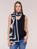 Pashmina rectangular de satén estampado en color negro y blanco, con diseño geométrico y bordes con dobladillo fino.