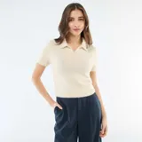 Sweater de punto con textura efecto pelo, color beige, de manga corta y cuello tipo polo con escote en V.