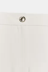 Pantalón palazzo de tiro alto con pierna ancha, bolsillos delanteros y cierre frontal con cremallera y botón dorado.