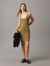 Vestido corto de punto canalé color verde oliva, de corte ajustado (slim fit), sin mangas y con escote cuadrado.