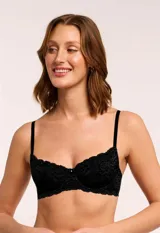 Soutien con aro, de encaje floral y micro tul negro. Breteles fijos con largo regulable.