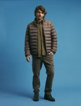 Pantalon cargo de corte recto en color verde militar, confeccionado en sarga de algodón con elastano. Presenta bolsillos laterales con fuelle y tapa, además de bolsillos traseros con cierre de botón.