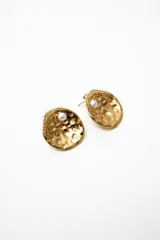 Aros de acero dorados con forma orgánica y detalle de perla.