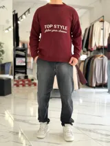 Sweater de punto color beige con cuello redondo, manga larga y diseño estampado en el pecho con las frases "TOP STYLE" y "follow your dreams" en color marrón.