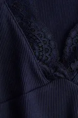 Top de manga larga en tejido acanalado, con escote en V pronunciado decorado con ribete de encaje y costuras moldeadoras bajo el busto.