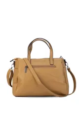 Cartera de mano y hombro color beige, de material símil cuero, con forma estructurada y redondeada. Posee dos asas cortas superiores y una correa larga ajustable y desmontable. Cuenta con un bolsillo exterior con cierre en la parte frontal.