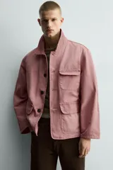 Cazadora de corte relajado confeccionada en algodón con efecto lavado. Presenta cuello solapa, cierre frontal con botones, mangas largas y múltiples bolsillos de plastrón con solapa en el delantero.