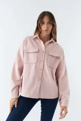 Sobrecamisa color rosa con cuello camisero, cierre frontal con botones, dos bolsillos de parche con solapa en el pecho, mangas largas con puños abotonados y corte holgado.
