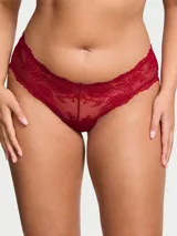 Panty tipo cheeky de encaje rojo con diseño floral transparente, tiro bajo y corte de pierna alta.