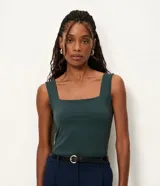 Blusa básica sin mangas marca Cortelle, confeccionada en poliamida, con escote cuadrado y tirantes medianos.