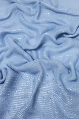 Pashmina celeste con textura y flecos en los bordes.