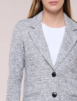Blazer de tejido de punto jaspeado, de corte clásico y informal con largo medio, solapa de muesca tradicional, cierre frontal de doble botón y bolsillos funcionales.