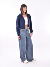 Campera tipo hoodie cropped de color azul marino, con cierre frontal completo, capucha y mangas largas con puños elásticos.