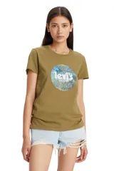 Remera color verde oliva de corte clásico con cuello redondo y estampado circular con el logo de Levi's y un paisaje en tonos azules.
