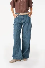 Jean de denim azul de corte amplio y tiro medio, con costuras frontales marcadas y diseño relajado.