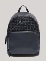 Mochila Tommy Hilfiger azul marino con diseño de monograma jacquard, bolsillo frontal con cierre y detalles metálicos dorados.