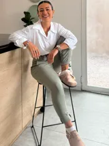 Pantalon de bengalina color beige, de corte recto y tiro medio, con cintura elástica ajustable mediante cordón y bolsillos laterales.