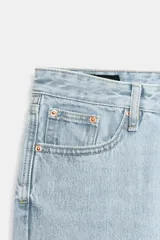 Jeans de tiro alto con diseño de cinco bolsillos, corte slim y bajo con acabado sin costuras. Cierre frontal con cremallera y botón.
