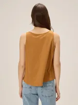 Musculosa de algodón color azul marino, con escote en V y un bordado artesanal de flor en el frente con contorno naranja y relleno dorado.