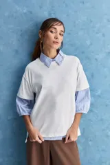 Remera de manga corta de algodón, color blanco, con silueta relajada, cuello redondo y tajos laterales.