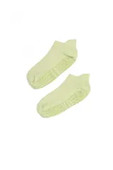 Medias de caña corta color verde menta, con suela antideslizante de silicona con diseño hexagonal.