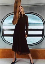 Vestido midi de gasa color marrón oscuro, con diseño recto, cuello de tira, manga larga abullonada con puños elásticos y panel fruncido en la cintura.