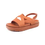 Sandalias bajas color ladrillo con tiras anchas cruzadas en el empeine y tira trasera con hebilla.