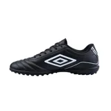 Championes de fútbol Umbro modelo Classico III TF, color negro con detalles en blanco. Diseñados para césped sintético con suela de tapones multiples de goma, capellada sintética con costuras en la puntera y el logo clásico de la marca en el lateral.