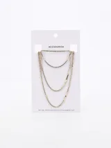 Collar de tres niveles con cadenas finas de strass engarzado en metal dorado.