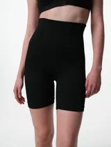 Short modelante de microfibra seamless, color negro, con diseño de cintura alta acanalada que ofrece compresión localizada y sujeción.