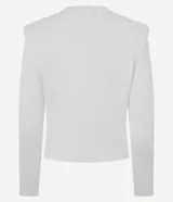 Cardigan de punto color blanco, de corte regular y ajuste al cuerpo. Presenta cuello redondo, mangas largas, cierre frontal con botones delicados y hombreras estructuradas que aportan volumen a la silueta.
