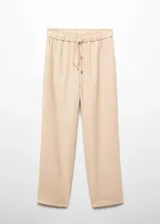 Pantalón recto de corte fluido, color beige, con cintura elástica y lazo ajustable. Cuenta con dos bolsillos laterales y diseño de estilo jogger.
