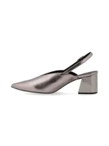 Zapato plateado de cuero con punta fina, taco geométrico y tira trasera con hebilla.