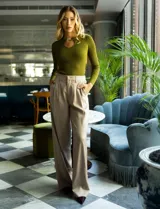 Pantalon de corte palazzo confeccionado en tela satinada, de tiro alto con pretina delantera estructurada, cierre y boton, y pretina trasera elastizada. Presenta bolsillos laterales verticales.