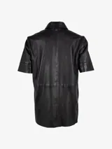 Camisa negra de cuero de cordero con corte recto, mangas cortas, cuello clásico, cierre frontal con botones a presión y dos bolsillos de parche en el pecho.